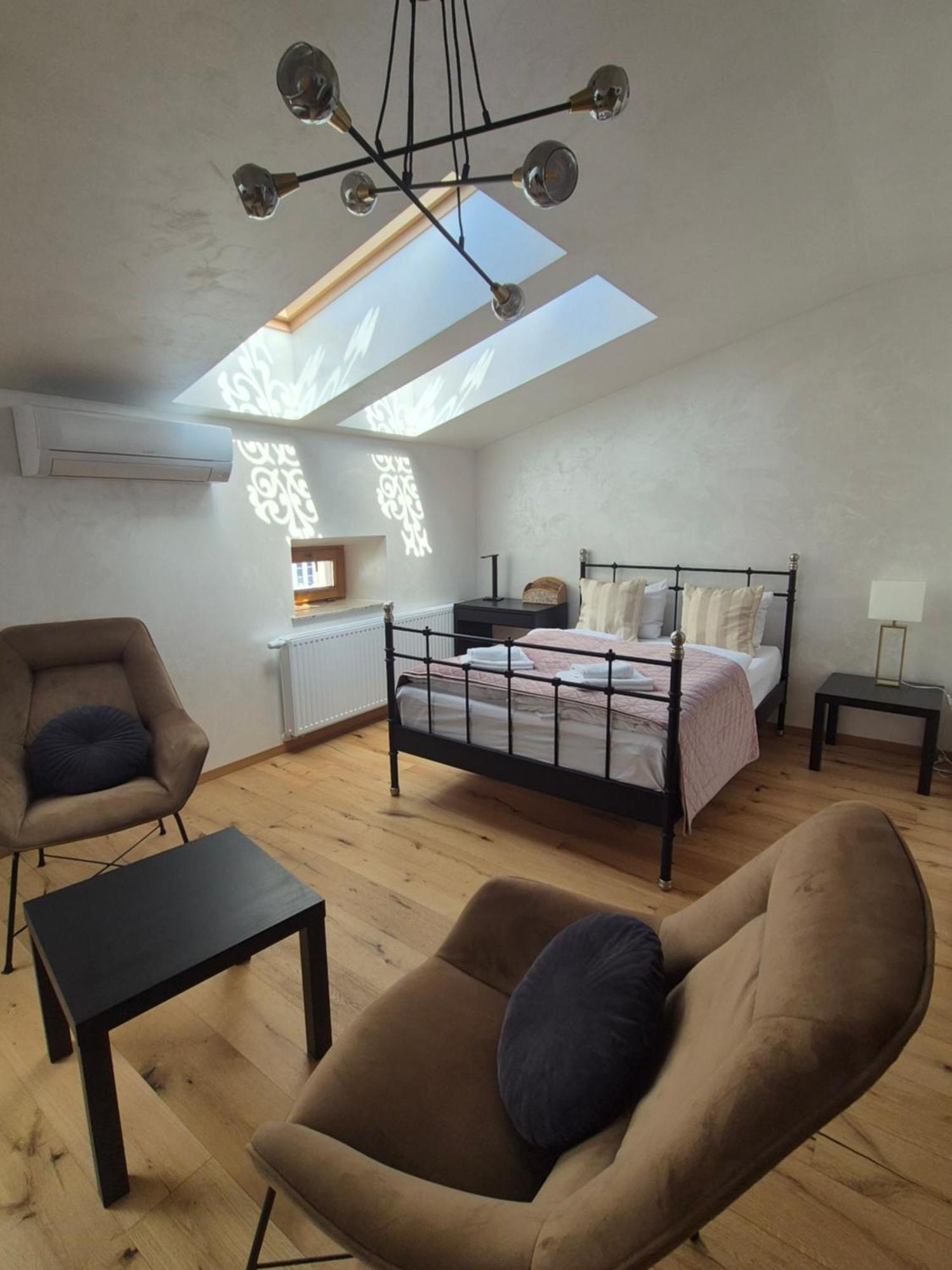 Apartment Miodowa 25 *